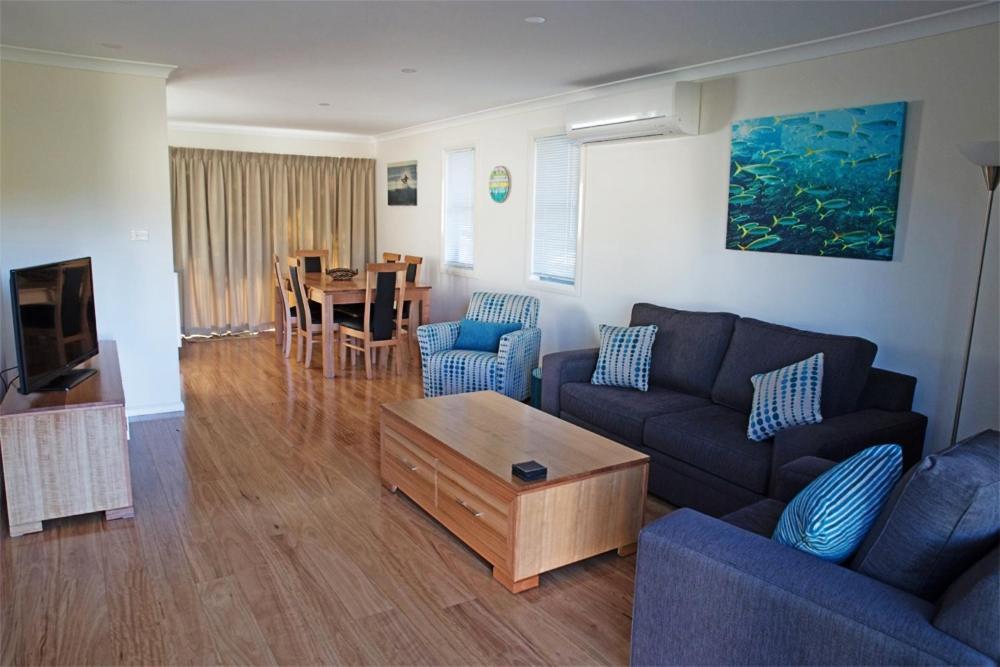 Amooran Oceanside Apartments And Motel Narooma Exterior photo